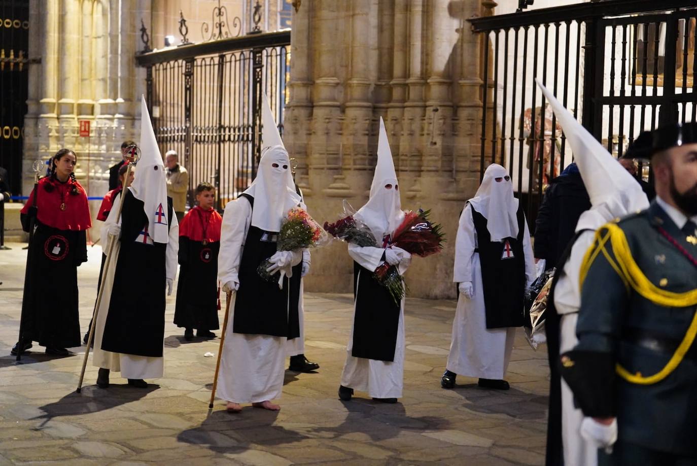 Las emotivas imágenes de un Jueves Santo empapado por la pena y sin procesiones en las calles