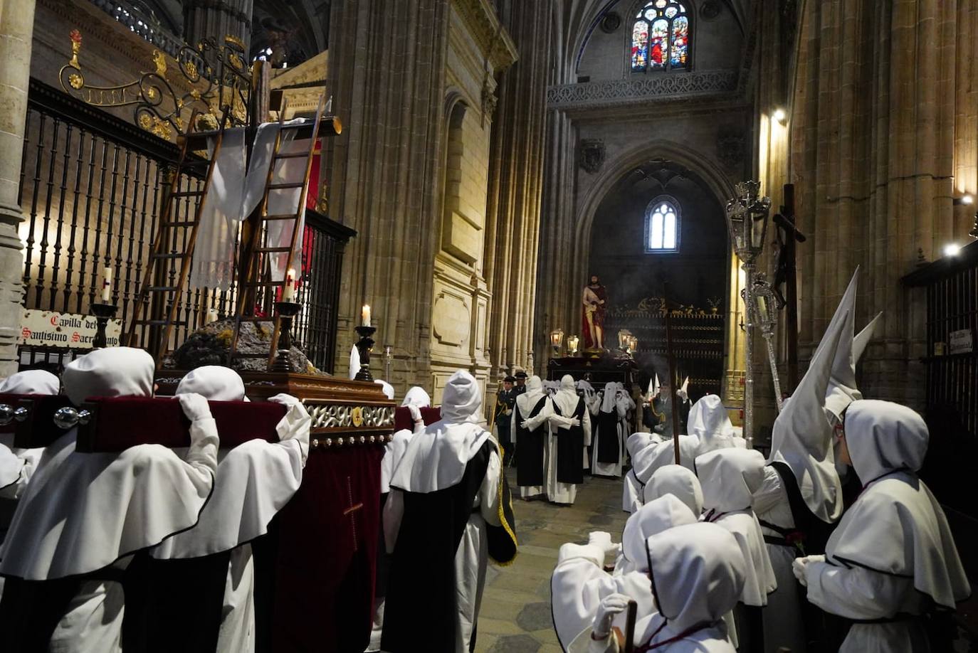 Las emotivas imágenes de un Jueves Santo empapado por la pena y sin procesiones en las calles