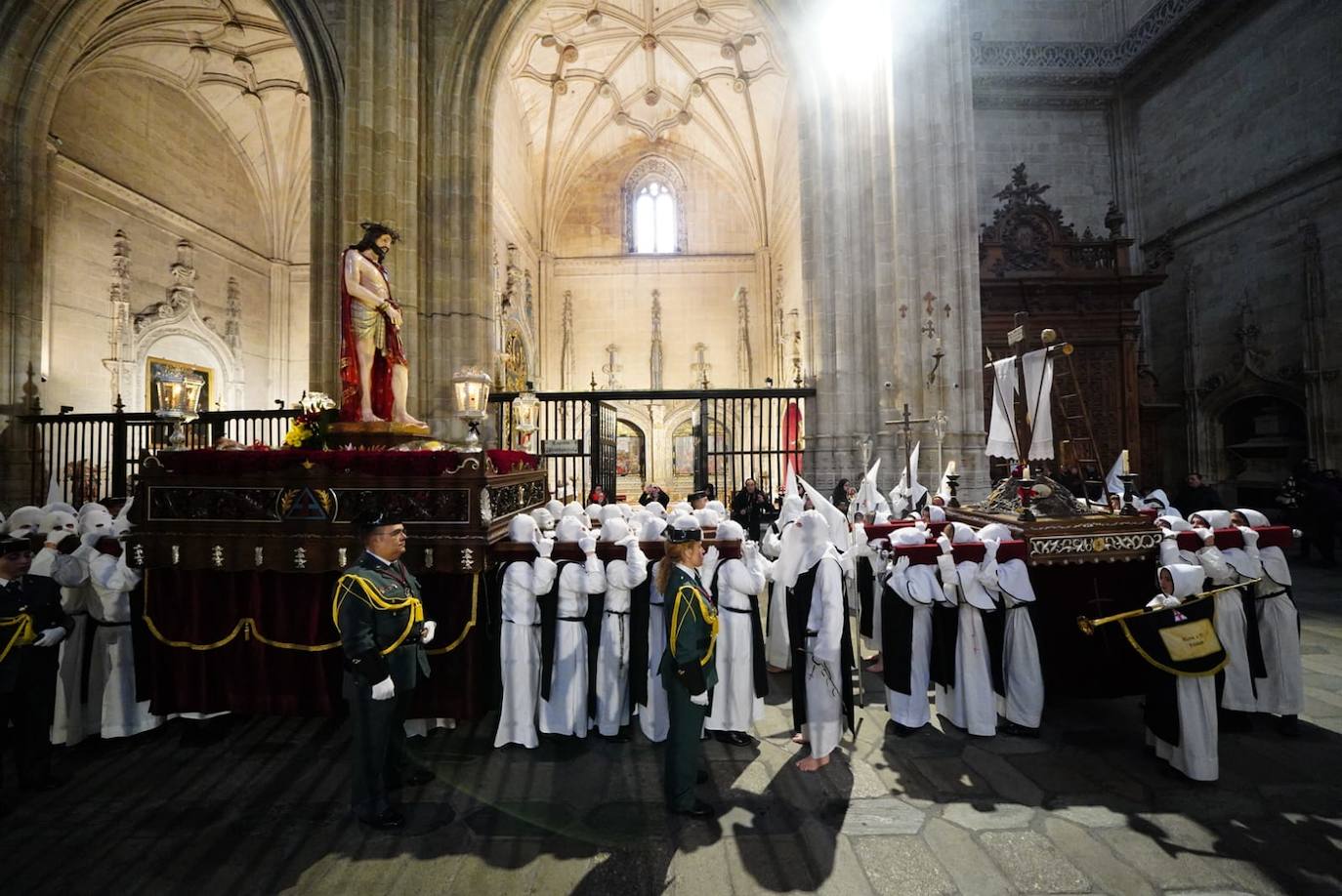 Las emotivas imágenes de un Jueves Santo empapado por la pena y sin procesiones en las calles