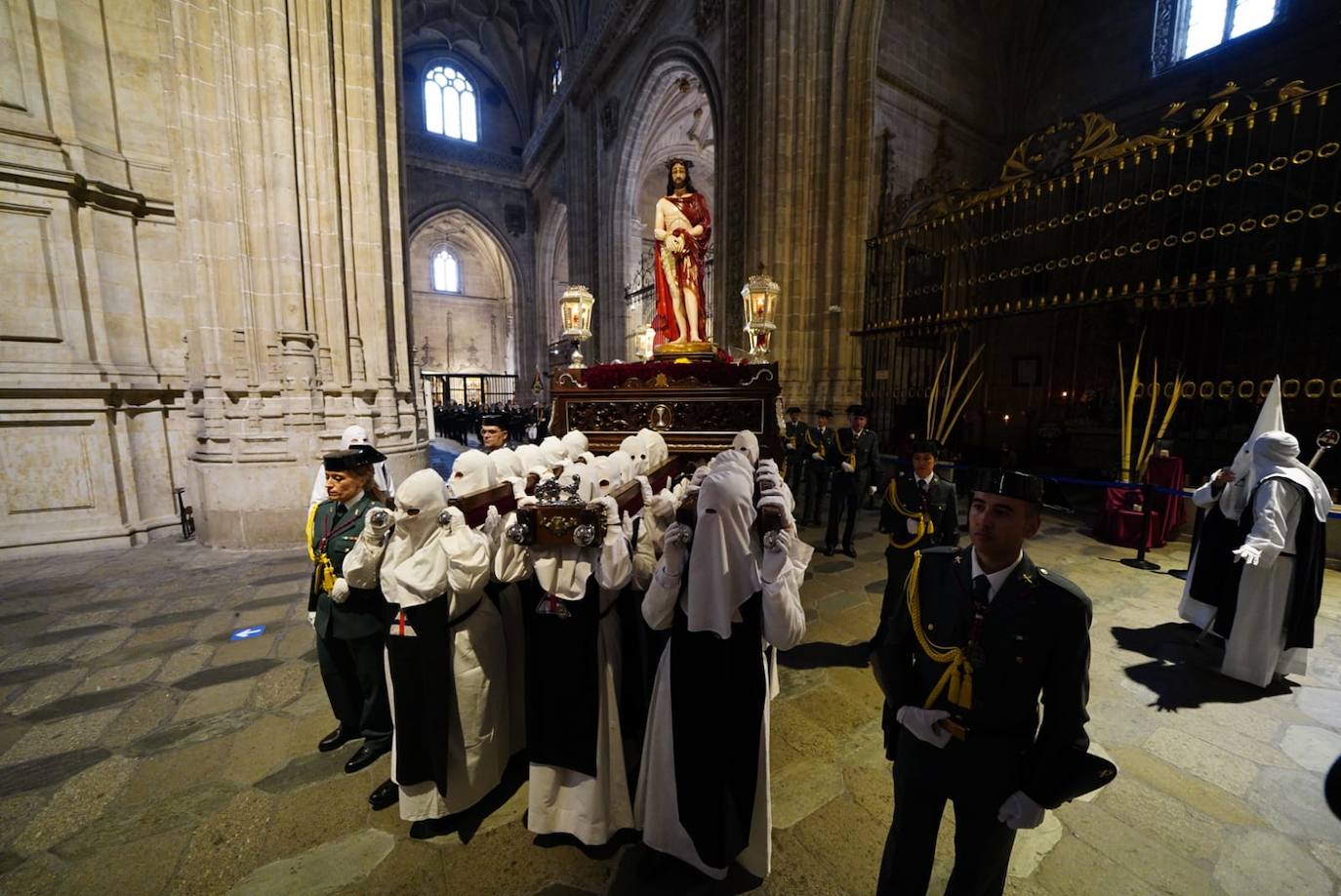 Las emotivas imágenes de un Jueves Santo empapado por la pena y sin procesiones en las calles