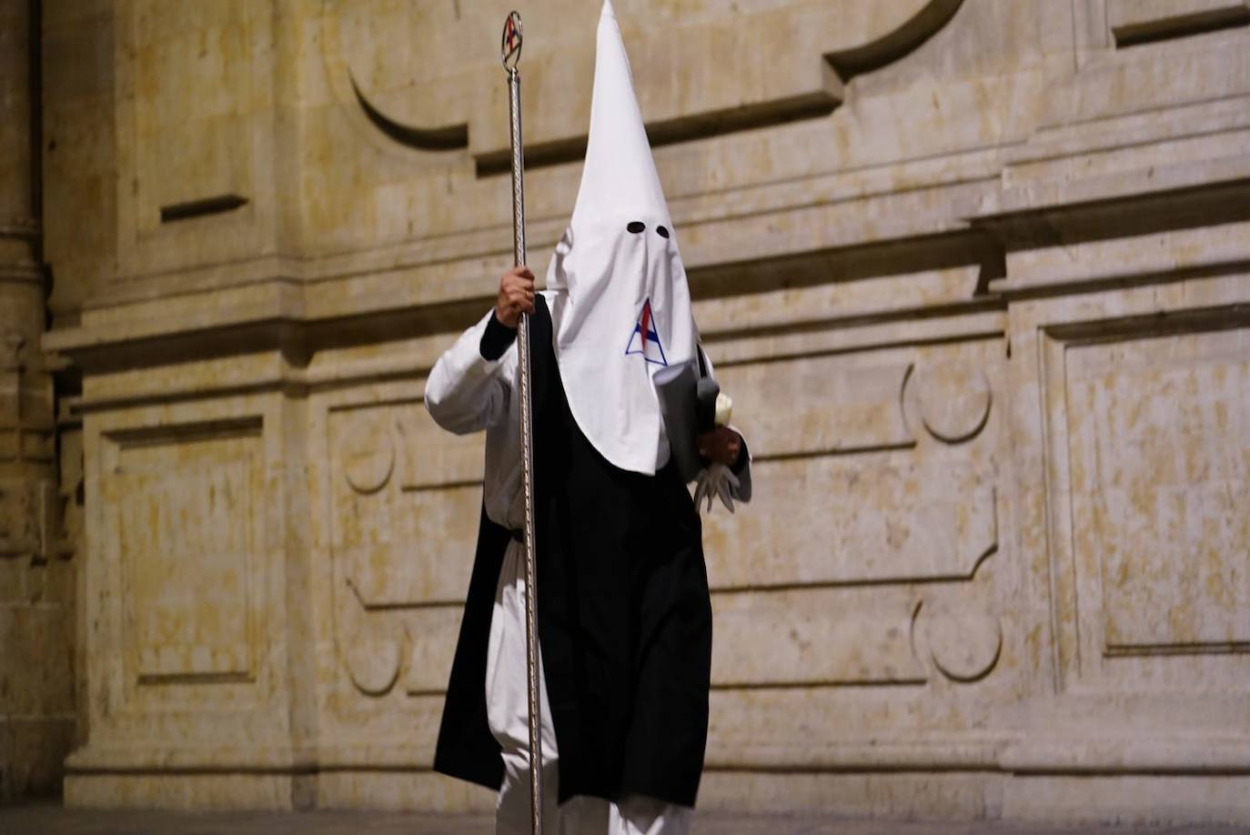 Las emotivas imágenes de un Jueves Santo empapado por la pena y sin procesiones en las calles