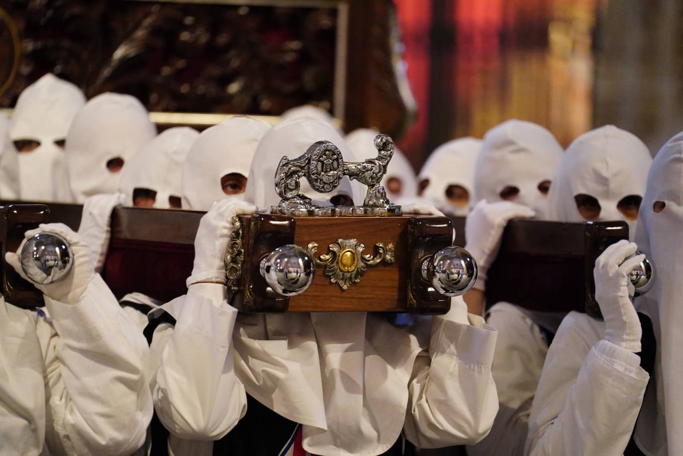 Las emotivas imágenes de un Jueves Santo empapado por la pena y sin procesiones en las calles