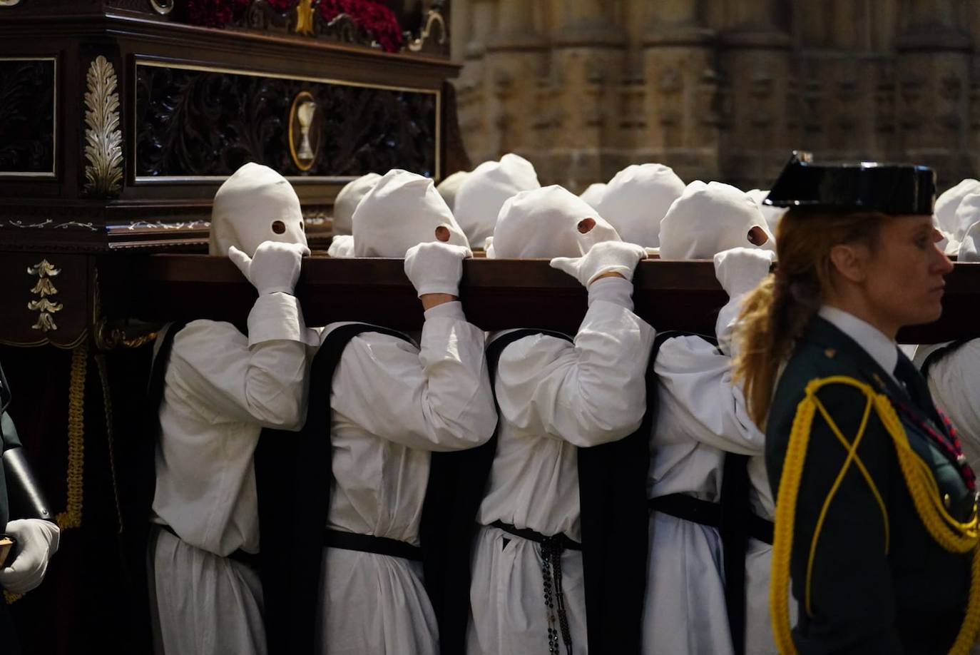 Las emotivas imágenes de un Jueves Santo empapado por la pena y sin procesiones en las calles