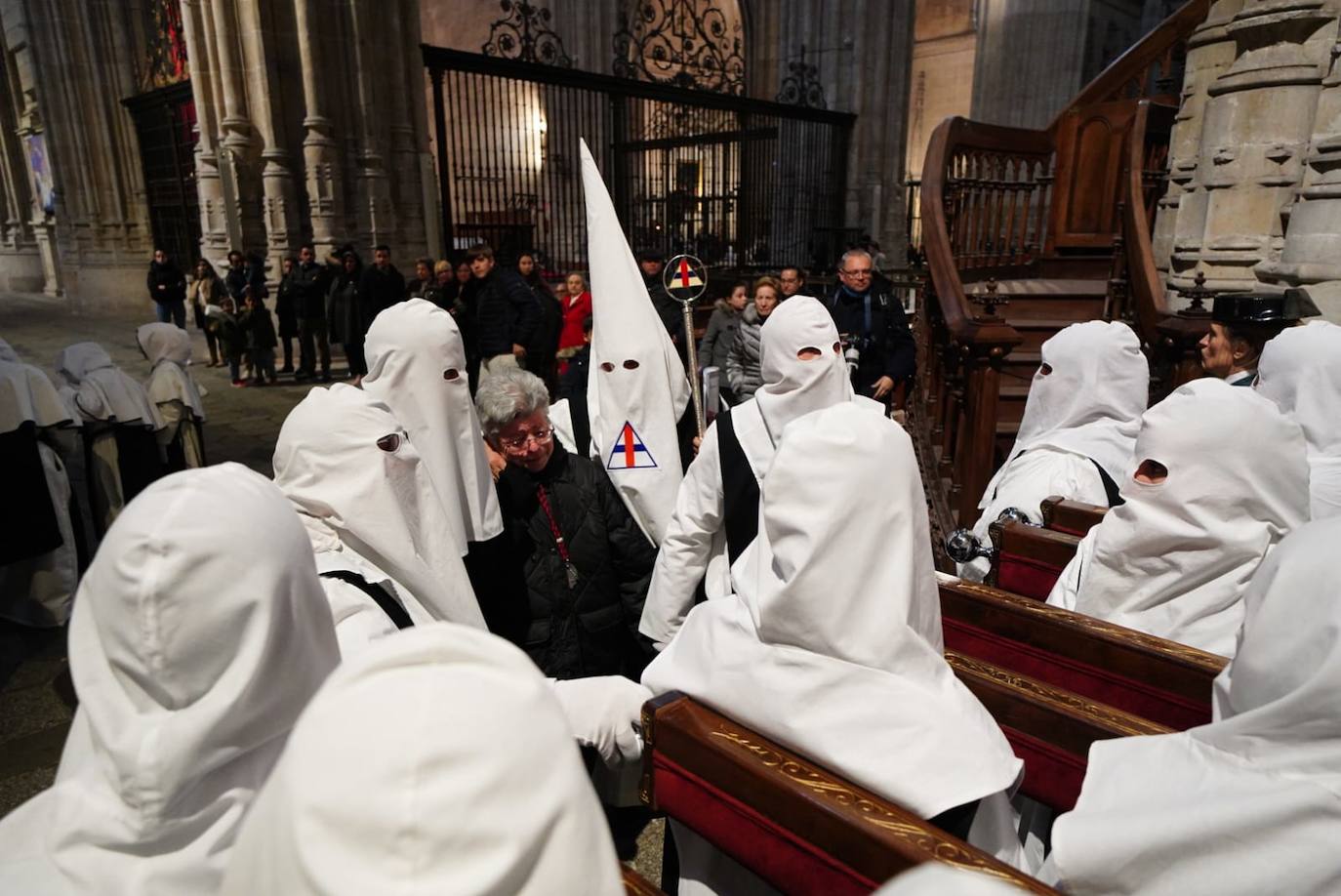 Las emotivas imágenes de un Jueves Santo empapado por la pena y sin procesiones en las calles