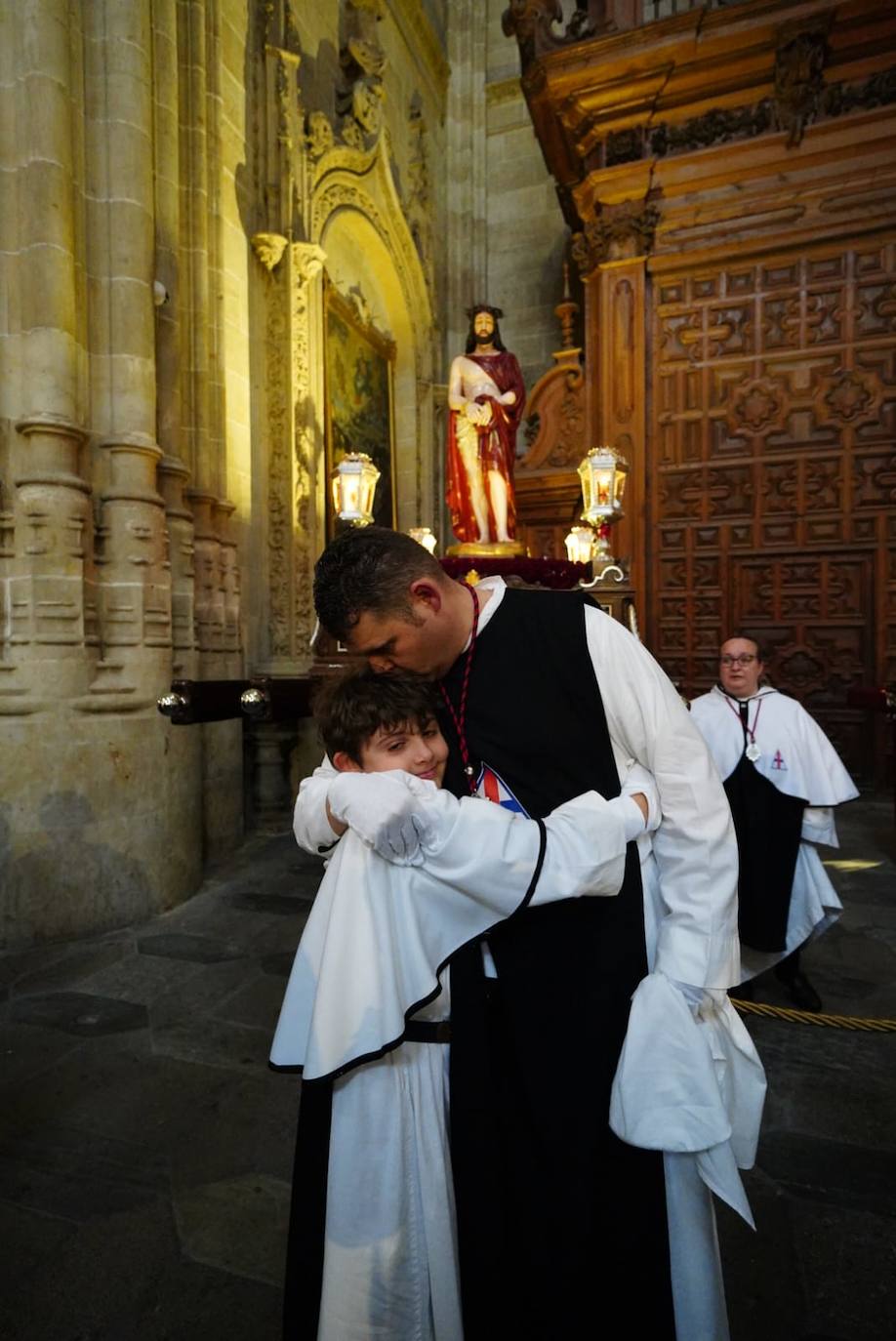 Las emotivas imágenes de un Jueves Santo empapado por la pena y sin procesiones en las calles