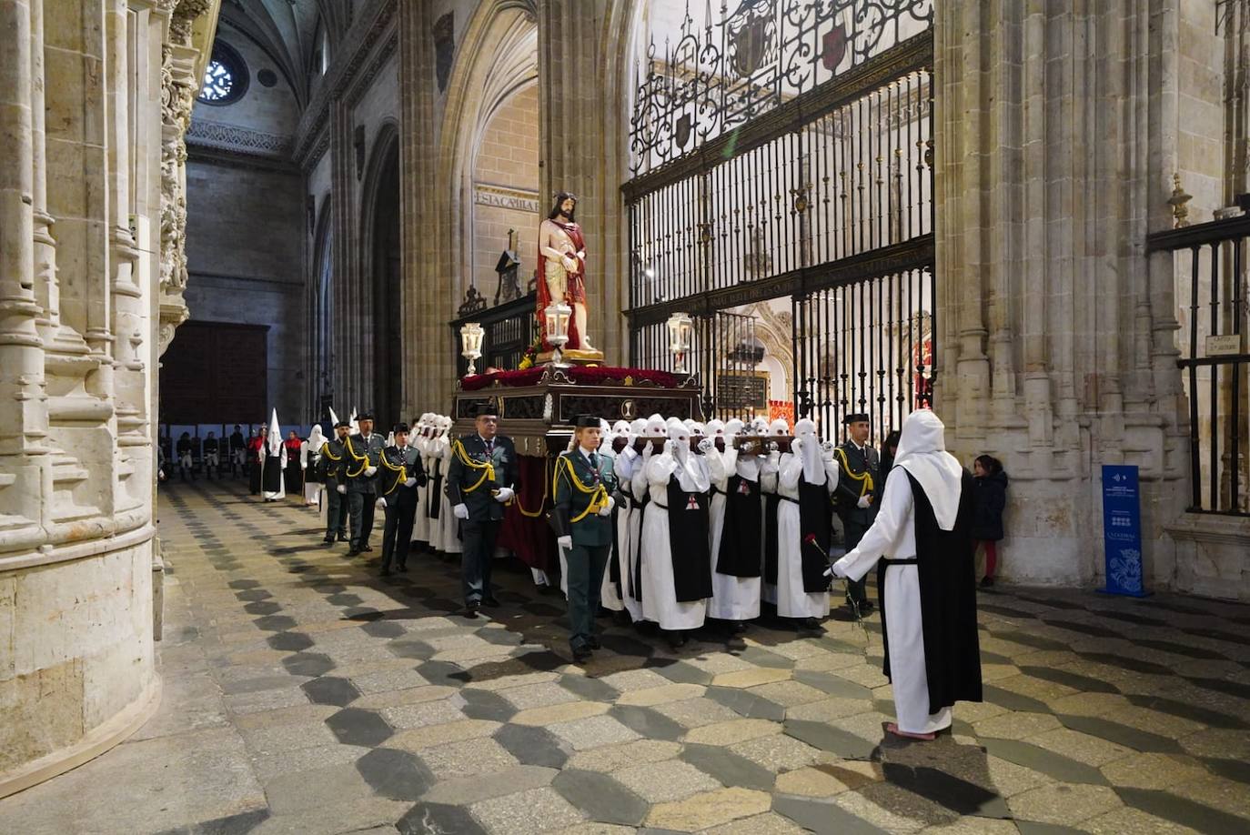 Las emotivas imágenes de un Jueves Santo empapado por la pena y sin procesiones en las calles