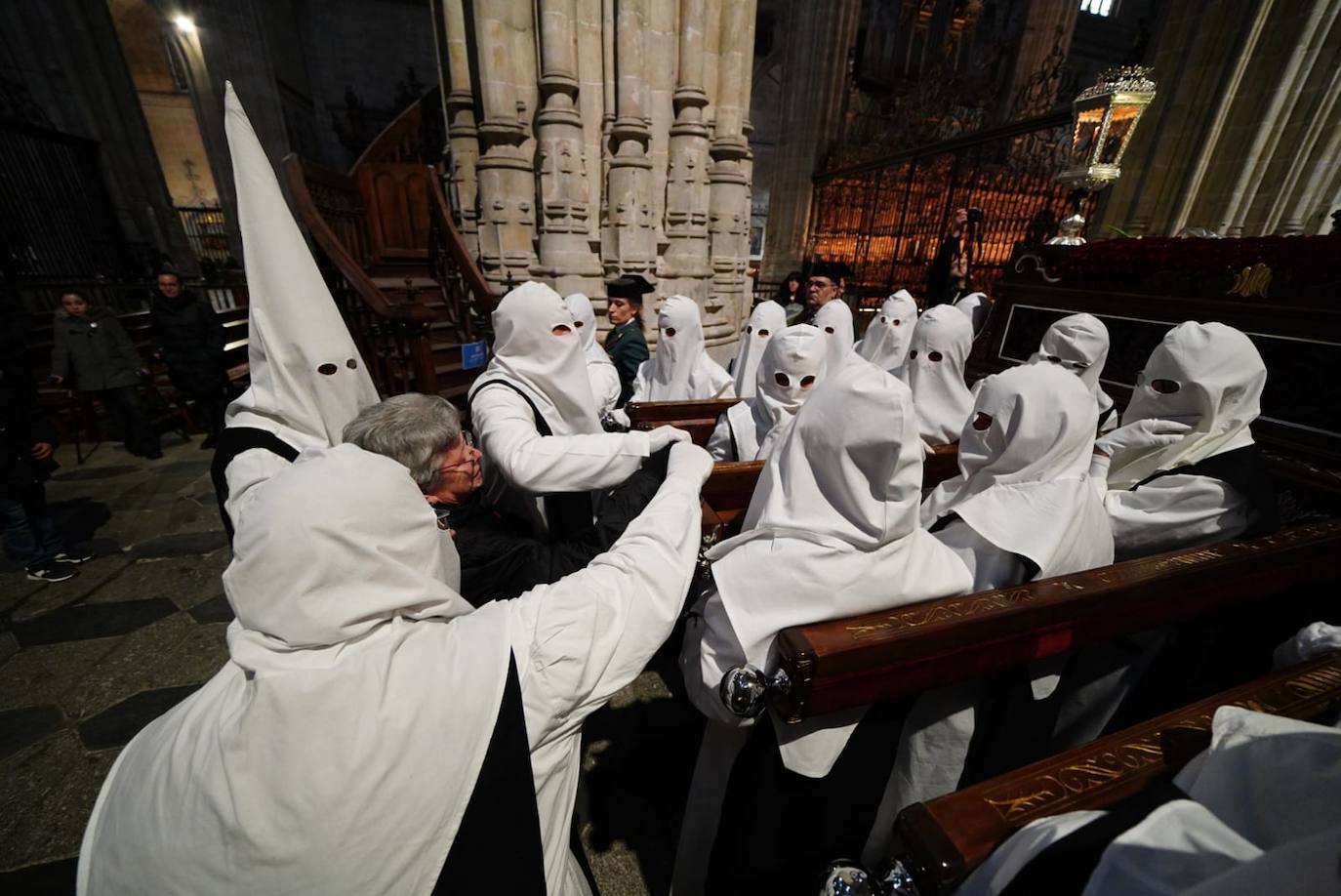 Las emotivas imágenes de un Jueves Santo empapado por la pena y sin procesiones en las calles