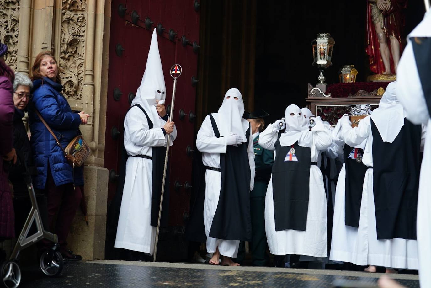 Las emotivas imágenes de un Jueves Santo empapado por la pena y sin procesiones en las calles