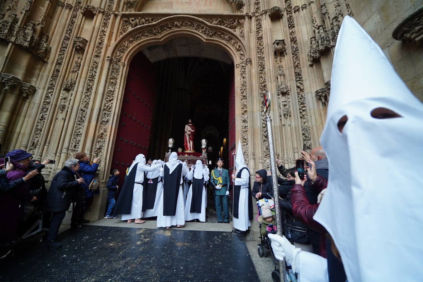 Las emotivas imágenes de un Jueves Santo empapado por la pena y sin procesiones en las calles