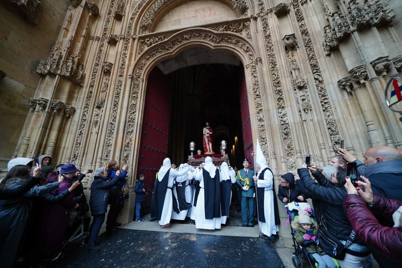 Las emotivas imágenes de un Jueves Santo empapado por la pena y sin procesiones en las calles