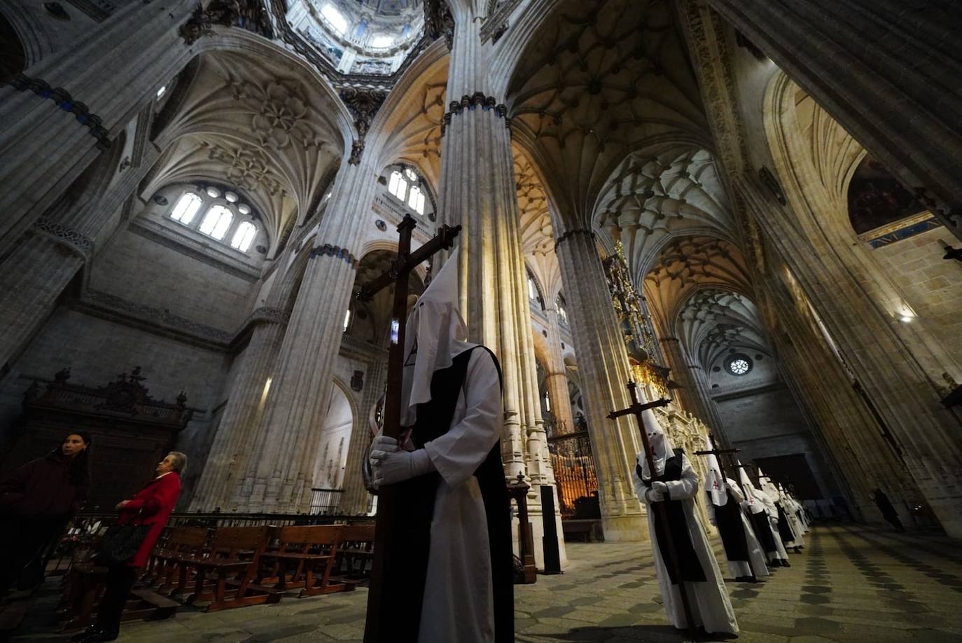 Las emotivas imágenes de un Jueves Santo empapado por la pena y sin procesiones en las calles