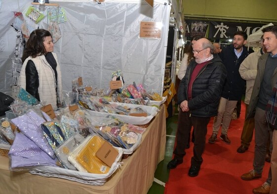 El alcalde Javier Muñiz y autoridades visitan la feria