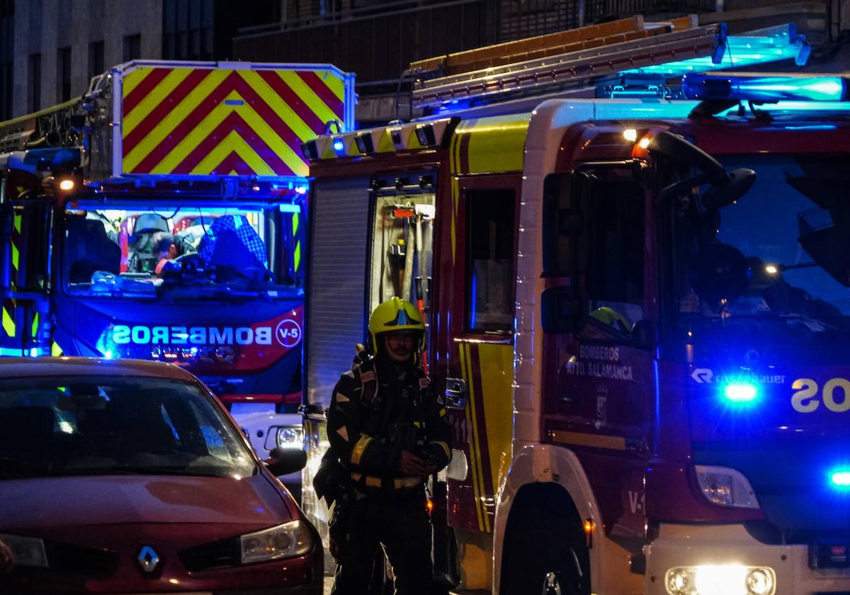 Una imagen de los Bomberos trabajando de noche.