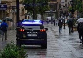 Policía Nacional patrulla por las calles de Salamanca.