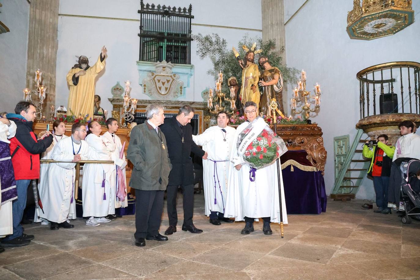 Las emotivas imágenes de un Jueves Santo empapado por la pena y sin procesiones en las calles