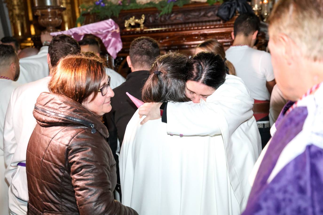 Las emotivas imágenes de un Jueves Santo empapado por la pena y sin procesiones en las calles