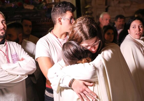 Dos hermanas de la misma cofradía se consuelan por no poder procesionar el Cristo de la Agonía