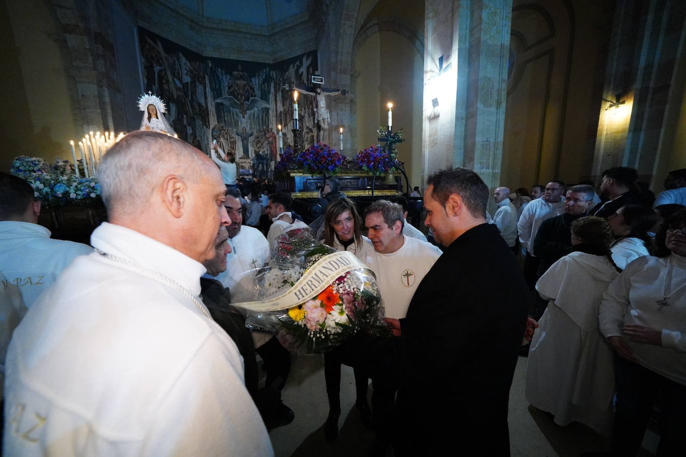 Las emotivas imágenes de un Jueves Santo empapado por la pena y sin procesiones en las calles