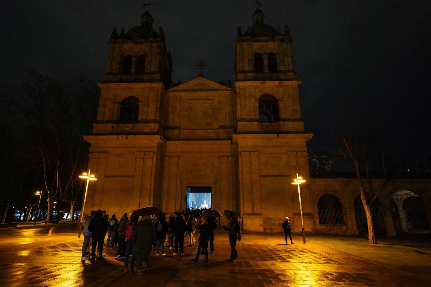 Las emotivas imágenes de un Jueves Santo empapado por la pena y sin procesiones en las calles