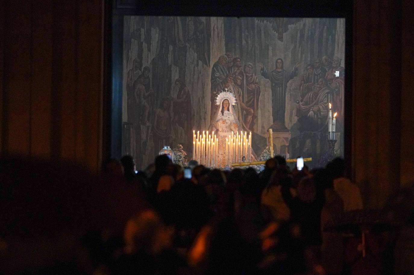 Las emotivas imágenes de un Jueves Santo empapado por la pena y sin procesiones en las calles