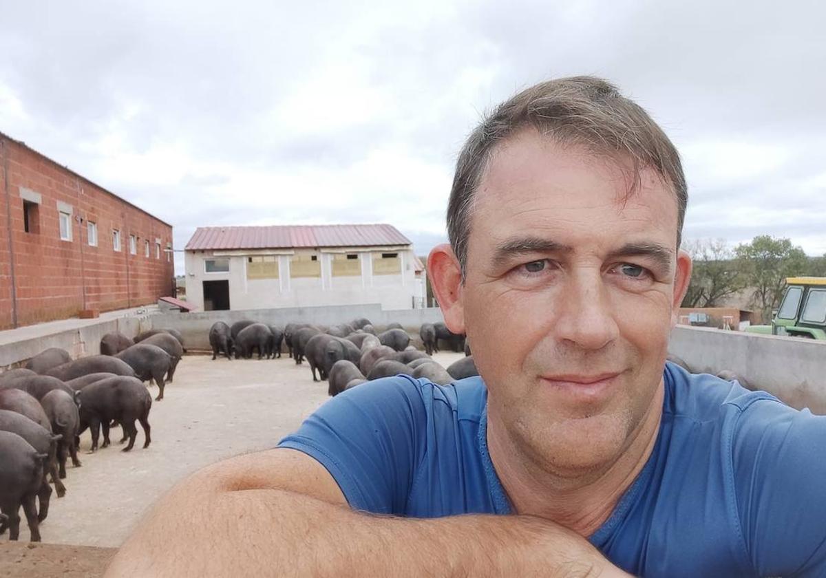 Bernardo García, en su explotación de porcino ibérico.