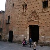 Imagen de la fachada de la Casa de las Conchas, ahora convertida en biblioteca pública.