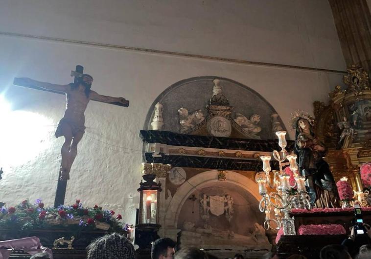 Las imágenes del Cristo de la Agonía y la Virgen de los Dolores en el interior del convento de las Úrsulas