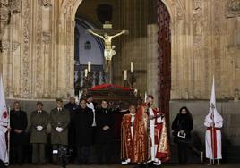 García Carbayo y Mañueco, junto al Cristo Yacente.