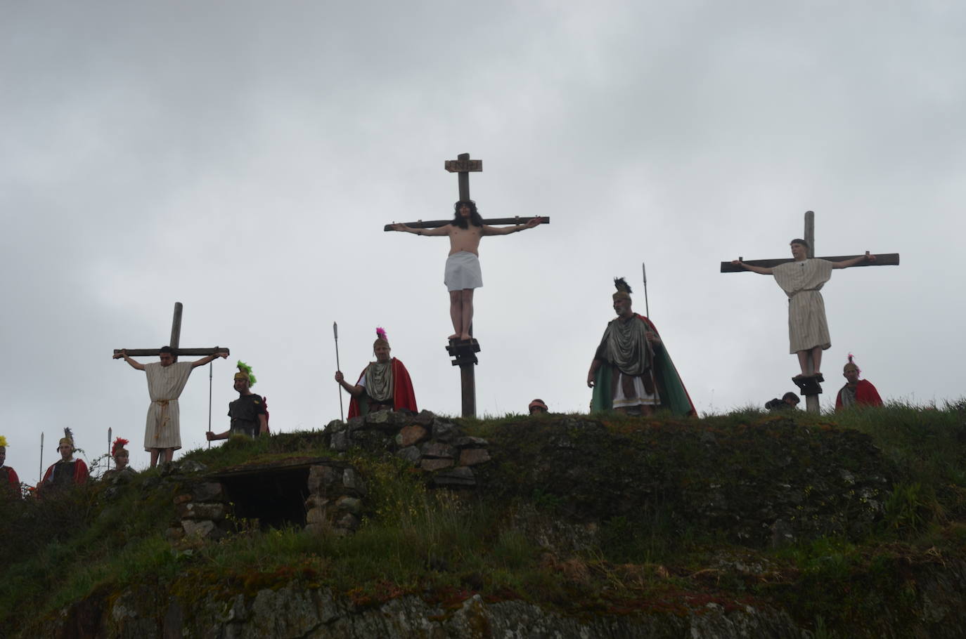 La lluvia añade dramatismo a La Pasión de Serradilla