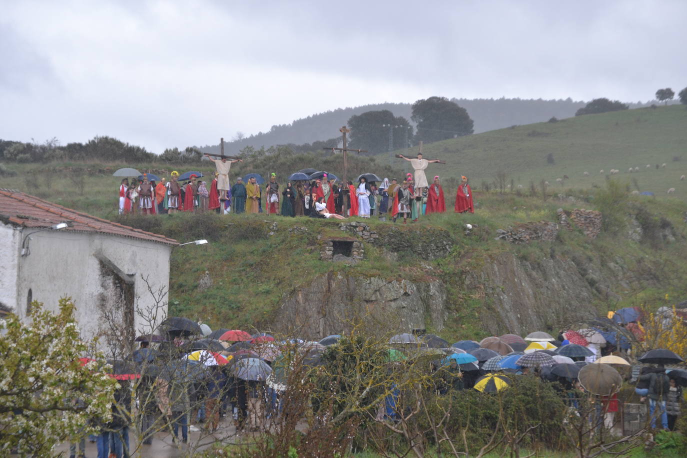 La lluvia añade dramatismo a La Pasión de Serradilla