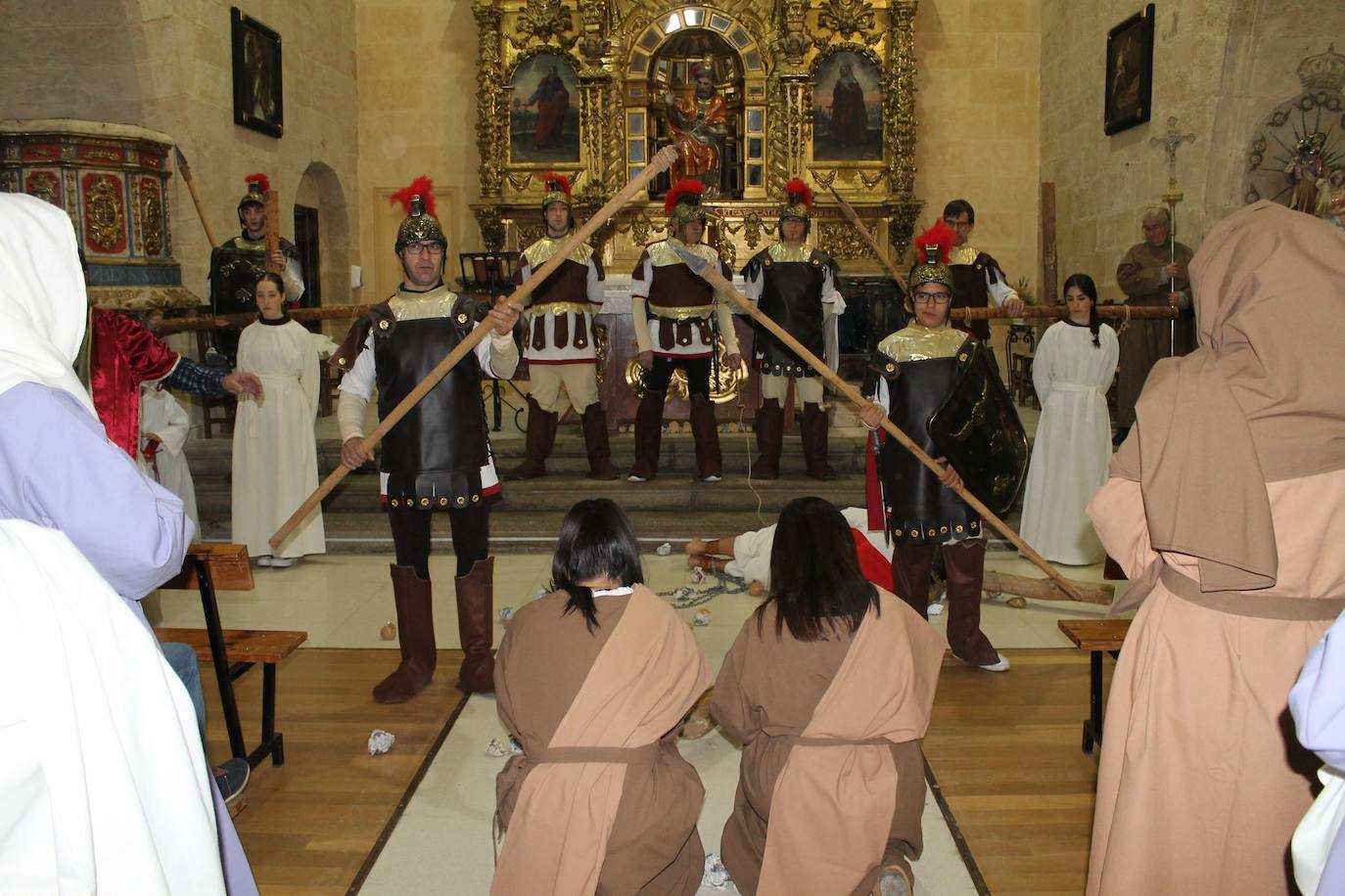 El viacrucis viviente de Villoruela cautiva a los fieles