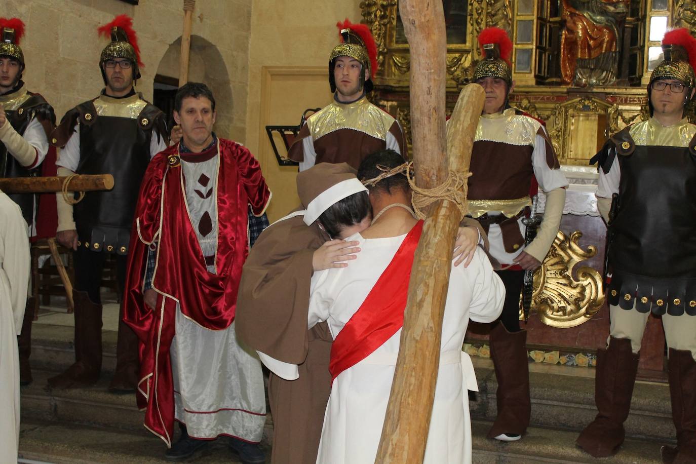 El viacrucis viviente de Villoruela cautiva a los fieles