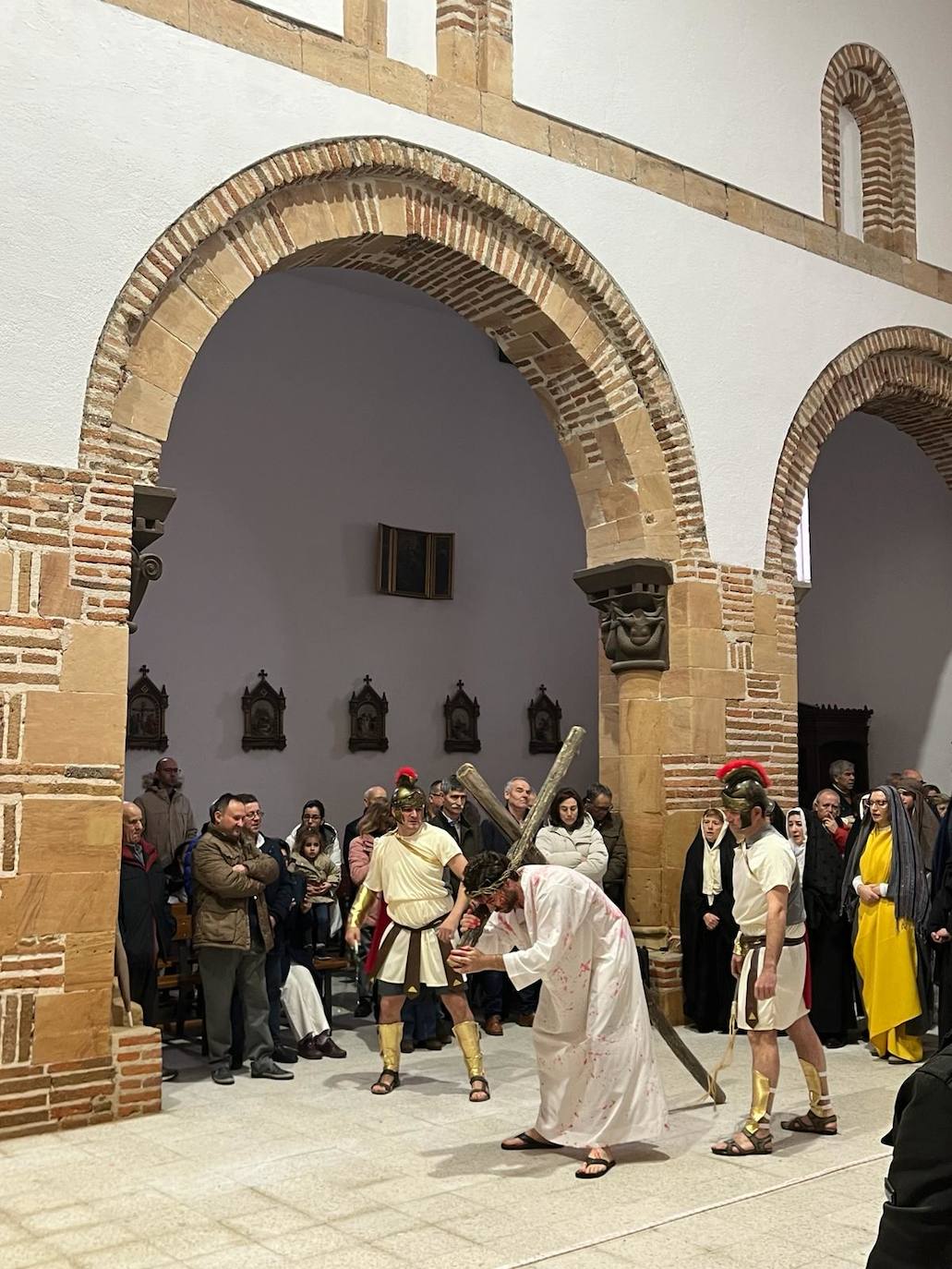 Las expresivas escenas del viacrucis viviente de Paradinas de San Juan