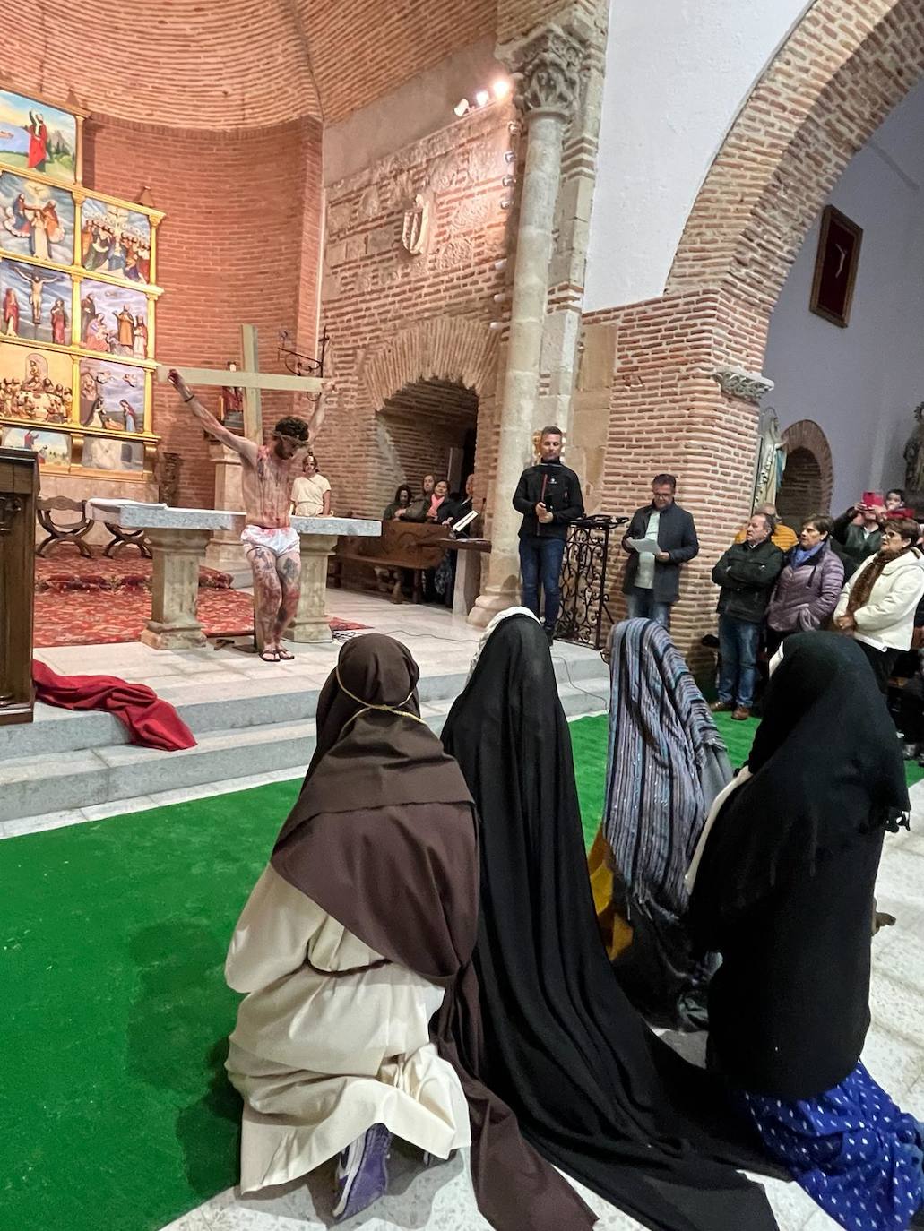 Las expresivas escenas del viacrucis viviente de Paradinas de San Juan