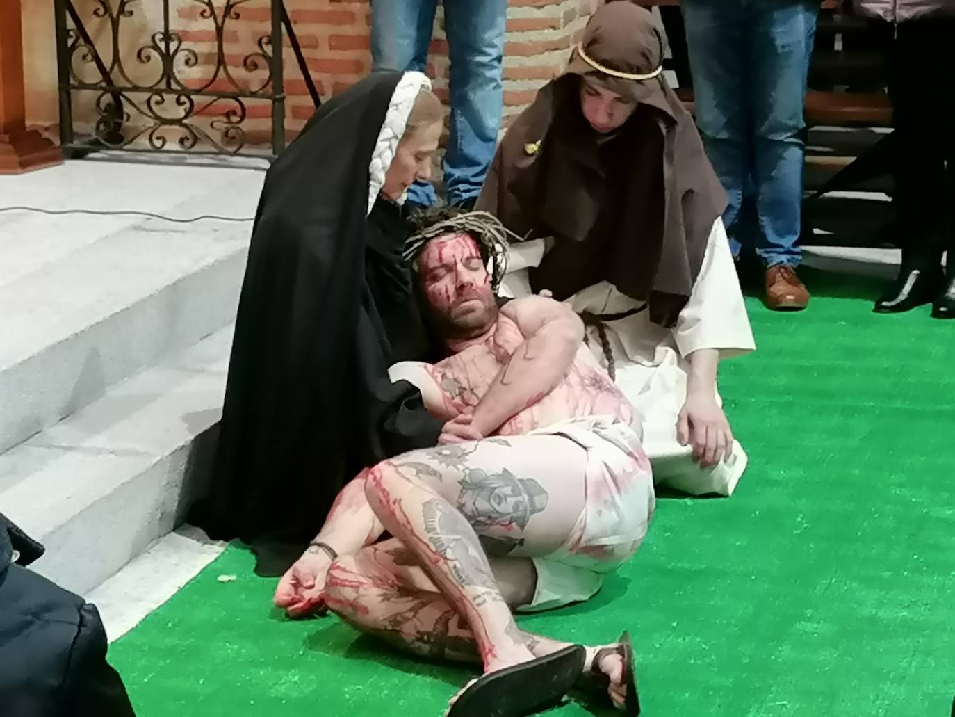 Las expresivas escenas del viacrucis viviente de Paradinas de San Juan