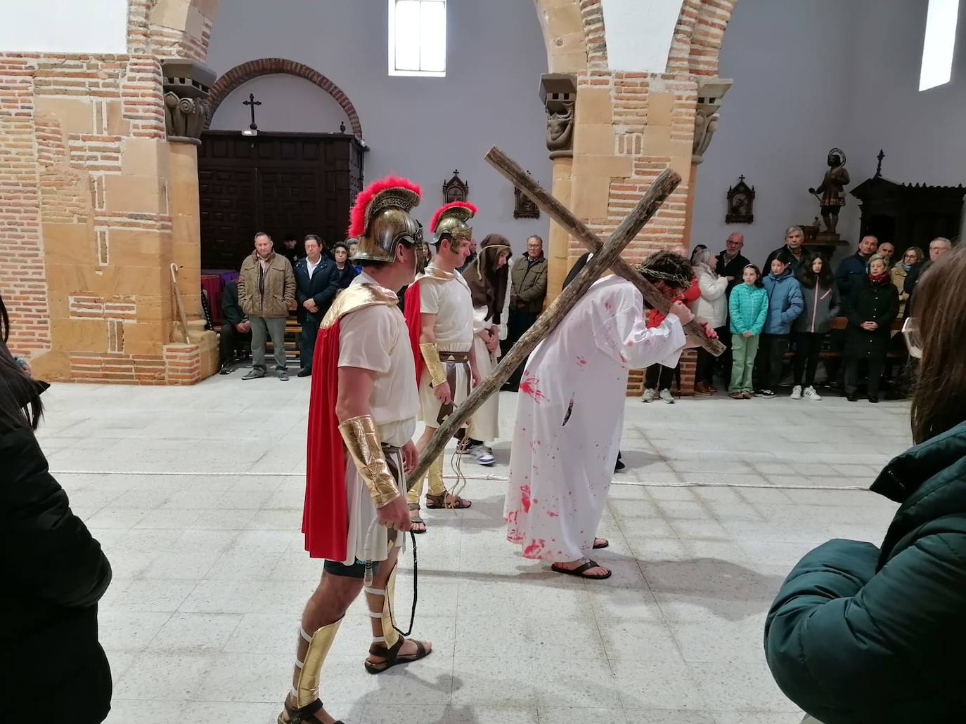 Las expresivas escenas del viacrucis viviente de Paradinas de San Juan