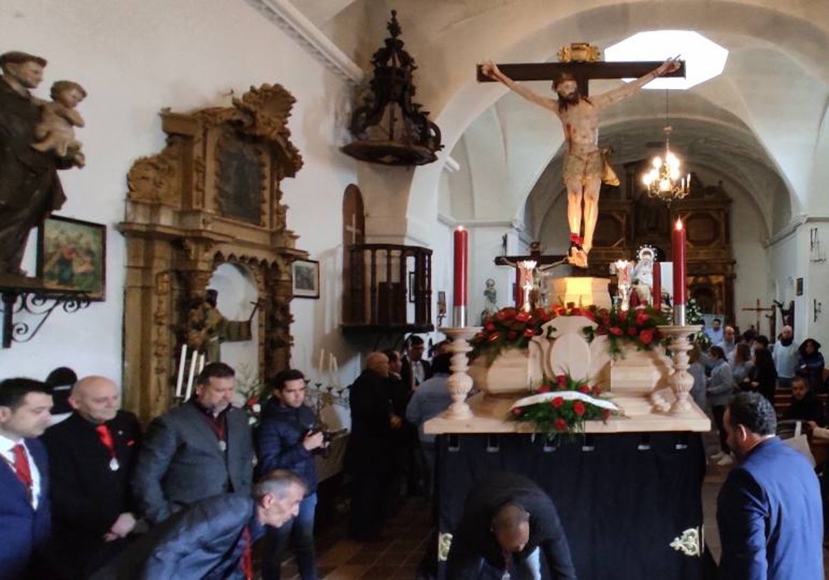 La Piedad y el Cristo de San Luis presencian la ofrenda de la vela