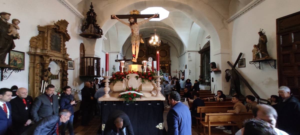 La Piedad y el Cristo de San Luis presencian la ofrenda de la vela