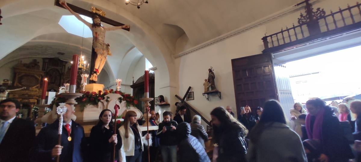 La Piedad y el Cristo de San Luis presencian la ofrenda de la vela