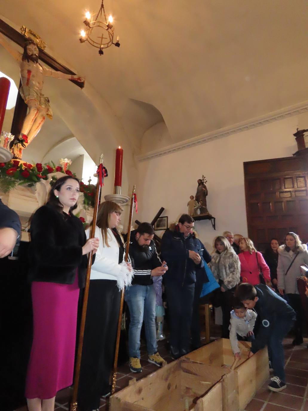 La Piedad y el Cristo de San Luis presencian la ofrenda de la vela