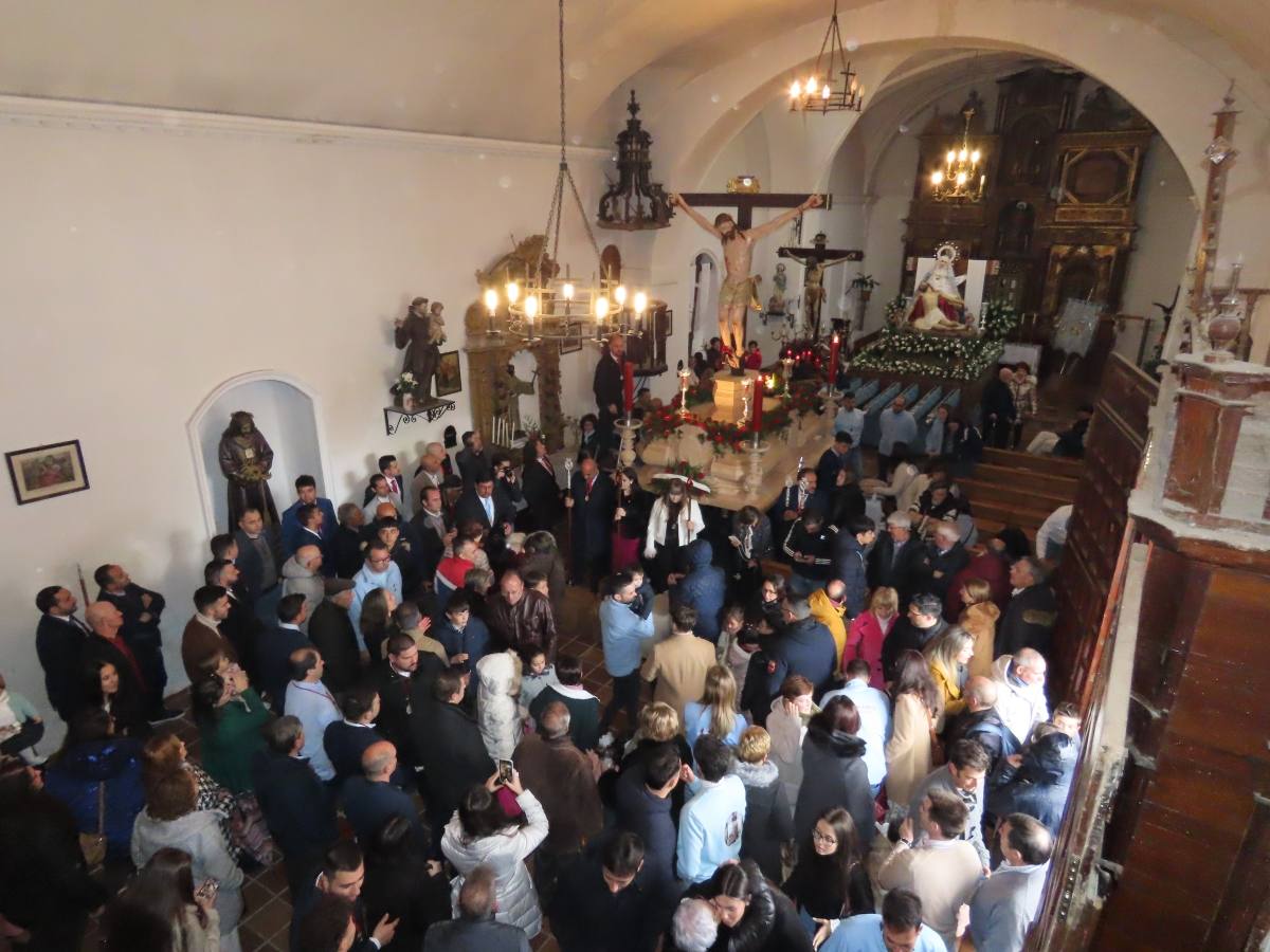 La Piedad y el Cristo de San Luis presencian la ofrenda de la vela