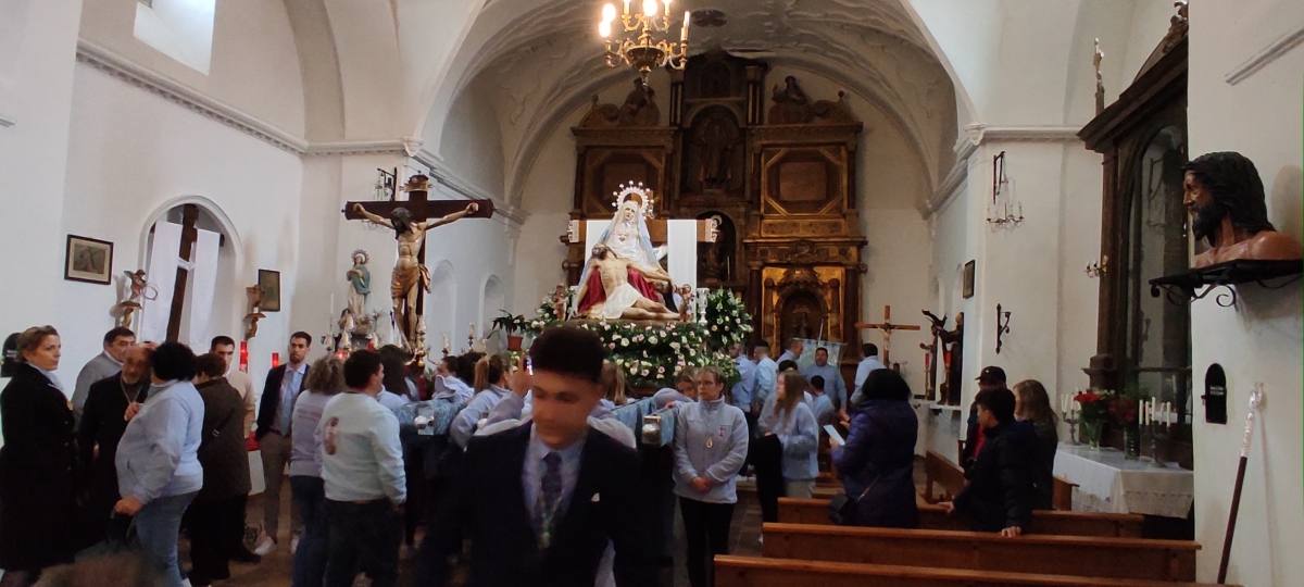 La Piedad y el Cristo de San Luis presencian la ofrenda de la vela