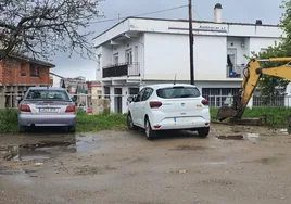 Imagen del coche de la mujer, retenido junto a la gasolinera de las Mestas en Béjar.