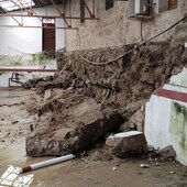 Imagen del muro desprendido en el aparcamiento ubicado bajo el antiguo asilo municipal en Candelario.