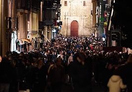 Expectación en los alrededores de la Catedral Nueva para ver salir a La Soledad