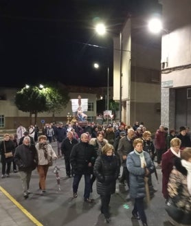 Imagen secundaria 2 - Diferentes momentos del recorrido de la procesión por las calles de Guijuelo.