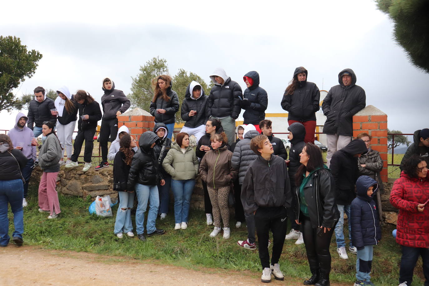 Los quintos de Cespedosa de Tormes desafían a la lluvia y celebran la carrera de cintas