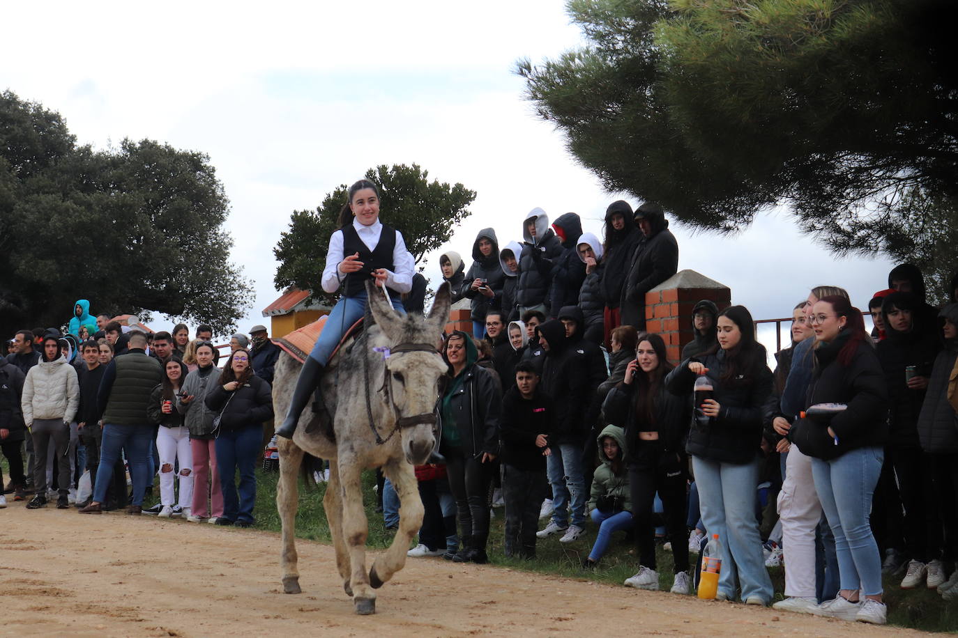 Los quintos de Cespedosa de Tormes desafían a la lluvia y celebran la carrera de cintas