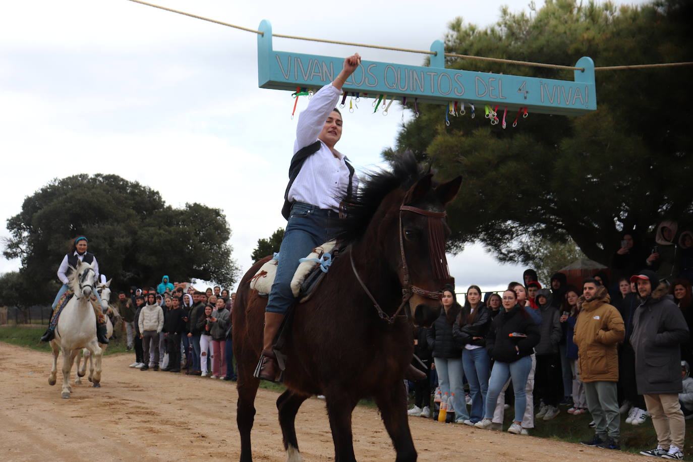 Los quintos de Cespedosa de Tormes desafían a la lluvia y celebran la carrera de cintas