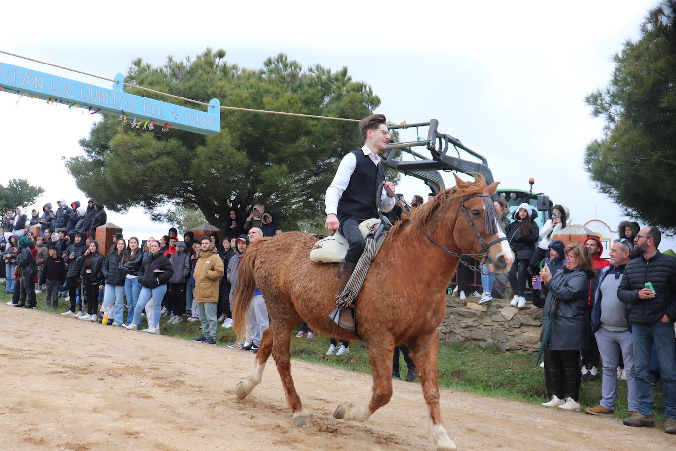 Los quintos de Cespedosa de Tormes desafían a la lluvia y celebran la carrera de cintas